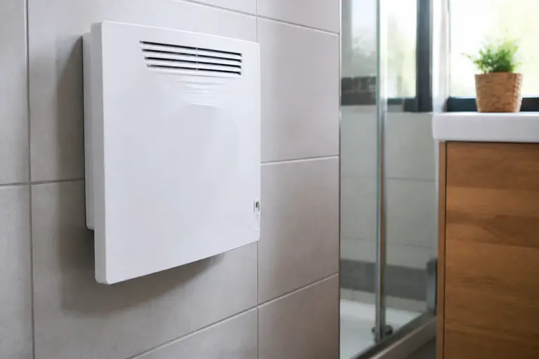 Un radiateur de salle de bain moderne affiche son indice de protection IP24, garantissant une sécurité optimale contre les projections d'eau.