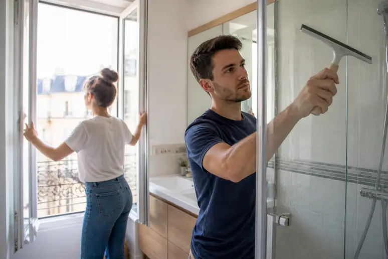 Un couple français prend des mesures pour réduire l'humidité dans leur salle de bain après la douche.