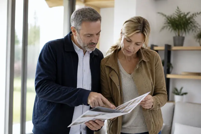 Couple français consultant les aides financières pour le prix-pompe-a-chaleur-maison-80m2.