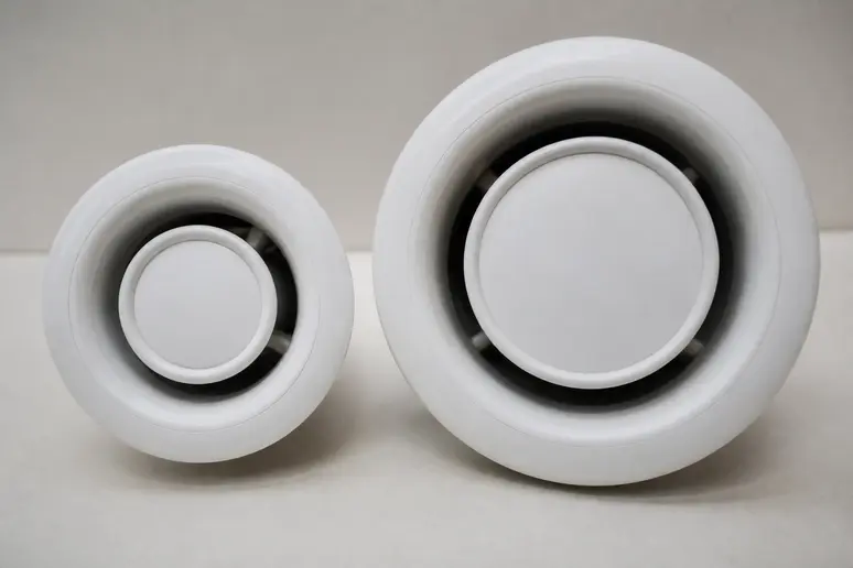 Comparaison visuelle entre une bouche VMC de diamètre 80 mm et une de 125 mm.