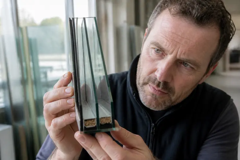 Coupe transversale d'un double vitrage phonique asymétrique montrant des épaisseurs de verre différentes