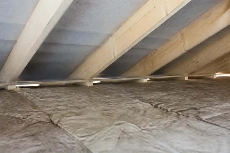 Visualisation d'une lame d'air ventilée continue entre l'isolant et la couverture de toiture.