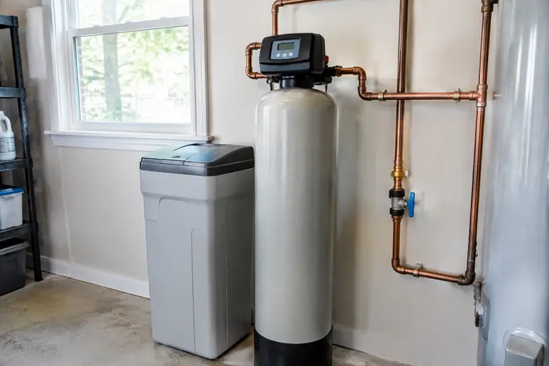Installation d'un adoucisseur d'eau sur les canalisations d'un logement pour traiter le calcaire.
