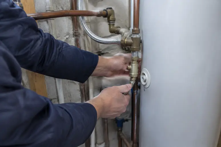 Vérification des raccords de tuyauterie d'un chauffe-eau bruyant lors d'un contrôle