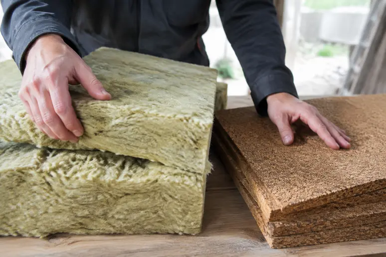 Panneaux de laine de roche et de liège pour isoler un mur humide en rénovation